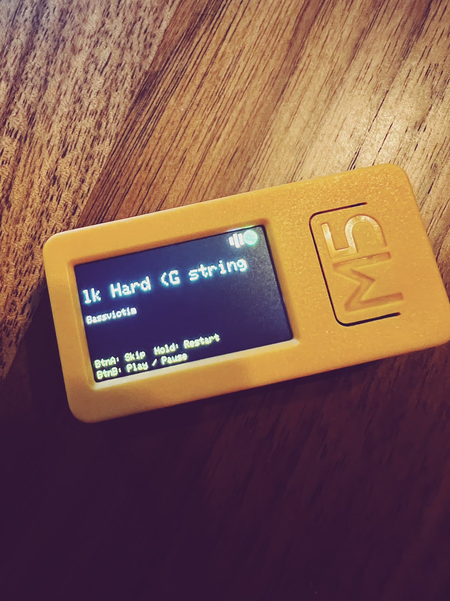 Schematik で iPhone の Spotify App をコントロールするコードを作ってみた。今はキャラクター表示を実験中で、曲を止めると眠ってヨダレが出る。